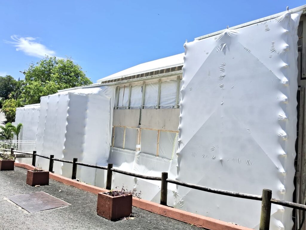 Auberge de LA Vieille Tour : Protection pour chantier de désamiantage Bâchage thermo-rétractable de protection sur échafaudage pour désamiantage Auberge de la Vieille Tour par Groupe RDCover Antilles.